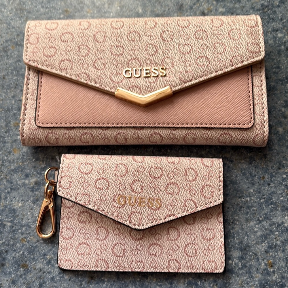 Beautiful guess wallet, set new without tags never carried light, pink and color
